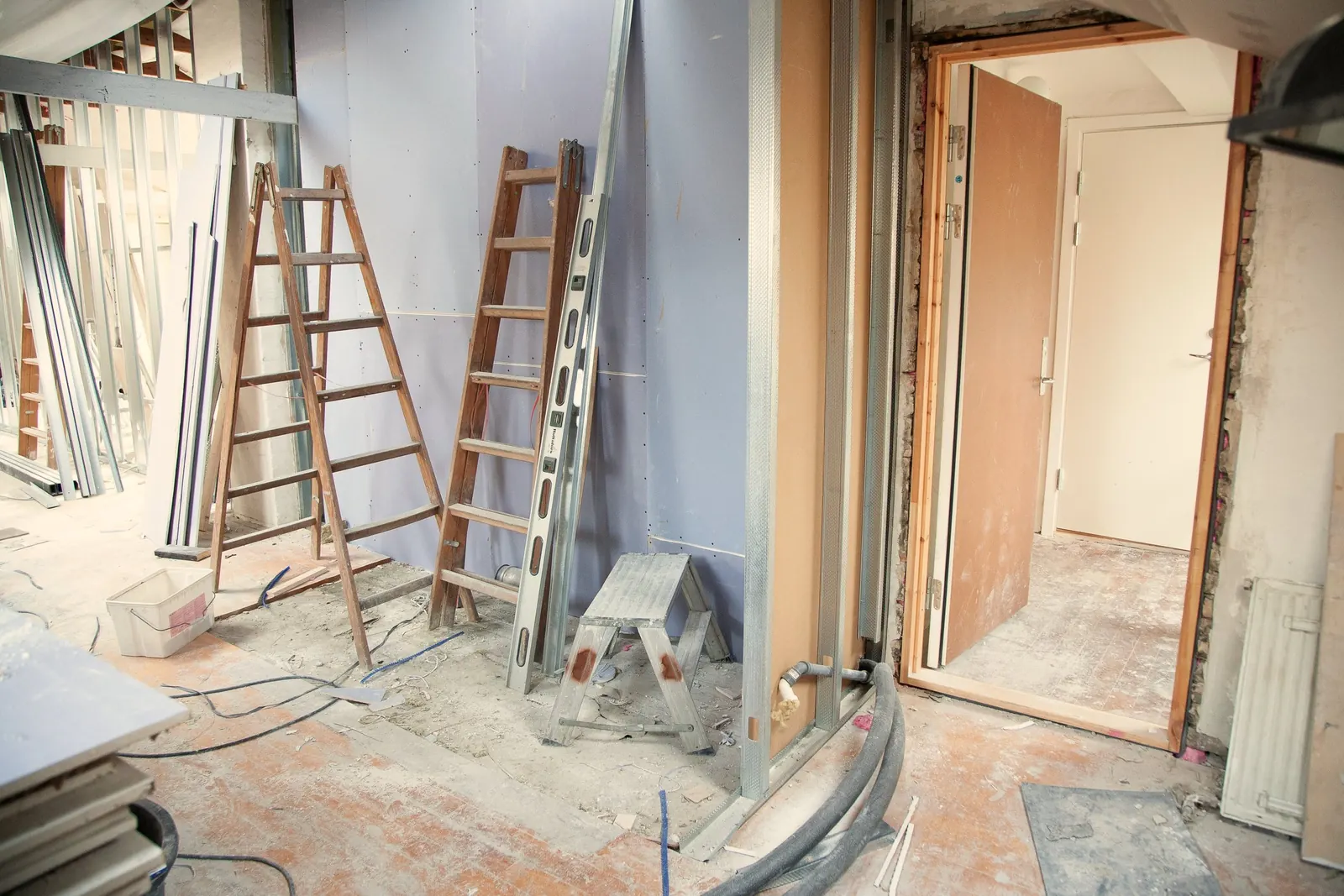 Pièce en rénovation : cloisons en plaques de plâtre, rails métalliques et échelles