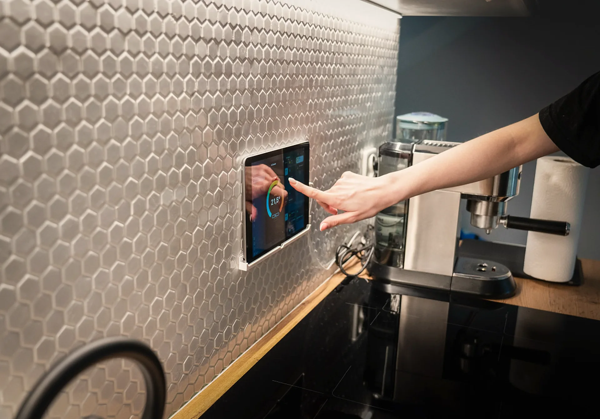 Écran tactile domotique encastré dans une crédence de cuisine